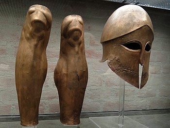 Beinschienen und Helm aus dem Grab des Denda