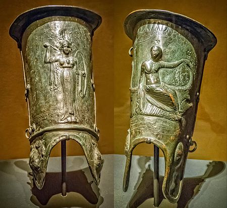Gladiatoren-Beinschienen aus einem Ludus in Pompeji (1. Jh. n. Chr.). rechts mit einer Darstellung der Venus Euploia, der Schutzpatronin der Seefahrer, die auf einem delfinförmigen Schiff sitzt, links mit der Göttin Athene