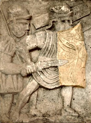 Darstellung eines römischen Legionärs mit Scutum (Schild) auf einem Mainzer Steinrelief