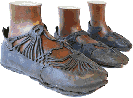 Römisches Schuhwerk (2. Jh. n. Chr.) im Hunterian Museum in Glasgow (Schottland)