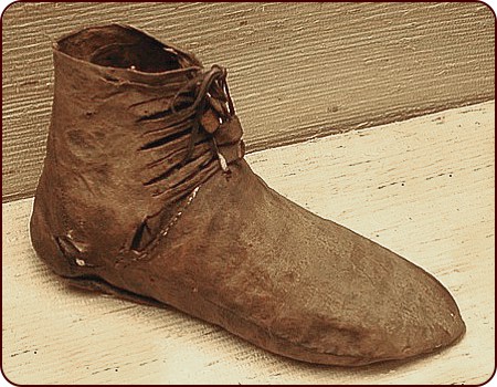 Römisches Schuhwerk (2. Jh. n. Chr.) im Hunterian Museum in Glasgow (Schottland)