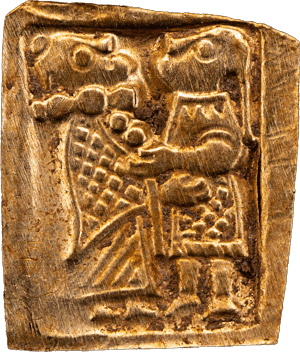 Guldgubber von ca. 700 n. Chr., gefunden bei Aska in Hagebyhöga, Schweden. Es zeigt ein reich gekleidetes Paar, das sich umarmt