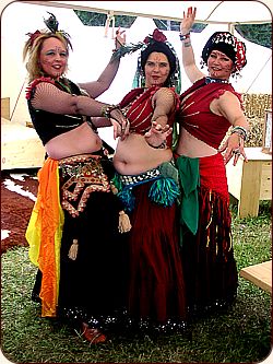 Bild: Die lieben Mädels vom Tribal-Stamm "Nu Ha'Izzah" in voller Gewandung :-)