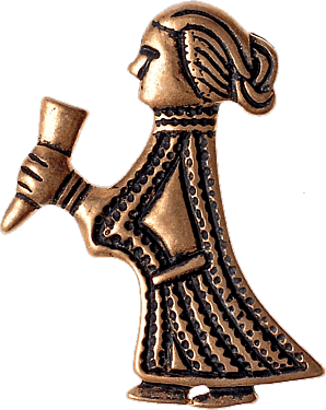 Replik eines Walküre-Anhängers aus der Wikingerzeit zeigt eine kleinen Frauenfigur, vornehm gekleidet und mit gebundenen Haaren, die ein Trinkhorn hält.