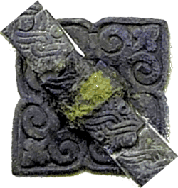 Das Vorbild für den zentralen Beschlag der Wikingertasche ist z.B. nach einem Fund aus Ås in Schweden gefertigt, der in das des 9. bis 10. Jh. datiert.