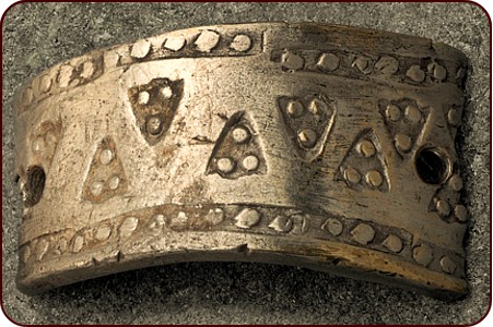 Der Hortfund von Græsli enthielt unter anderem Hacksilber. Er enthielt ausserdem eine vogelförmige Brosche und 2253 Silbermünzen. Das Gesamtgewicht des Schatzes betrug ca. 2,25 kg. Der Wert des Schatzes im Jahr 1080 betrug schätzungsweise 30 bis 40 Kühe.