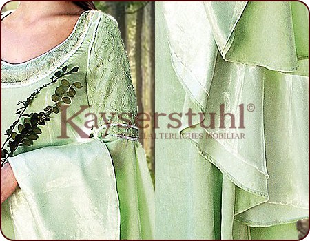 Zartgrünes Kleid mit Schleppe 