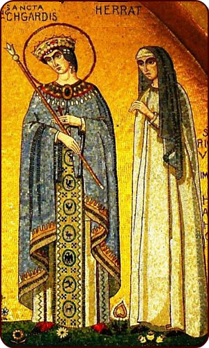 Dieses Mosaik in der "Kapelle der Tränen" zeigt die heilige Richardis (841-862), Ehefrau Karls des Großen (links), und die Äbtissin Herrad von Landsberg (rechts), * zw. 1125 und 1130; † 25. 07.1195 auf dem Odilienberg im Elsass