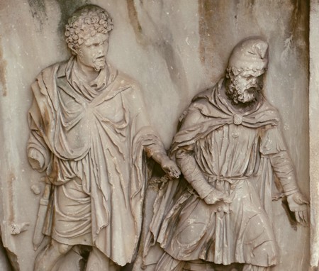 Septimius-Severus-Bogen auf dem Forum Romanum in Rom. Sockelrelief mit Abführung eines persischen Kriegsgefangenen. Der Soldat ist mit Paenula dargestellt 