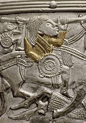 Abbildungen von Klappenröcken auf den Zierblechen des Sutton Hoo Helms (7. Jhd.)