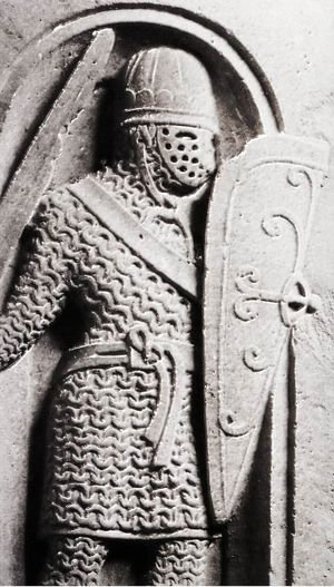 Basrelief aus dem 12. Jahrhundert. Ritter mit Transitionalhelm in schwerer Rüstung. Kirche Santa Giustina in Padua, Italien