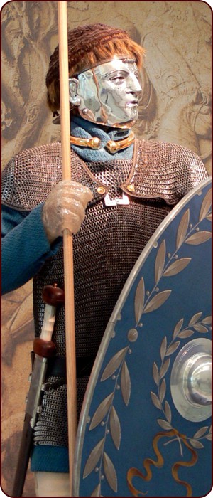 Römischer Hilfstruppenkavallerist in der Ausrüstung des 1. und 2. Jahrhunderts, Figurine im Museum Het Valkhof in Nijmegen (Gelderland)
