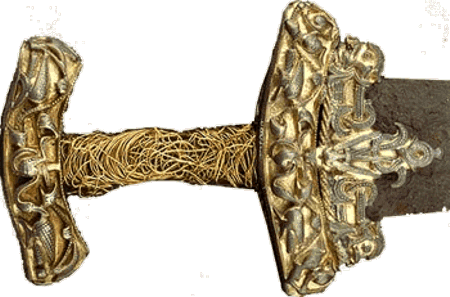 Dieser Original-Schwert mit Scheidenbeschlag besteht aus vergoldetem Silber und wurde im schwedischen Ort Dybek bzw. Dyback in Schonen gefunden. Es datiert interessanterweise um 1200 und liegt heute im Statens Historika Museum in Stockholm. Die Beschläge weisen eindeutig angelsächsische Einflüsse auf.