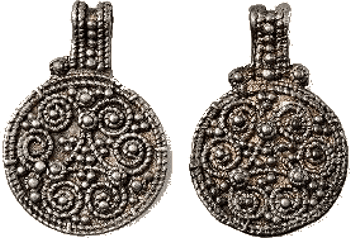 Amulett wird nach dem Vorbild eines wikingerzeitlichen Anhängers in slawischer Granulationstechnik aus Grab BJ 943