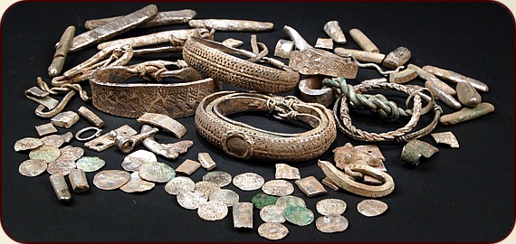 Wikingerzeitlicher Hortfund ( Silverdale, England), bestehend aus Münzen, Silberbarren, Hacksilber und Schmuck.