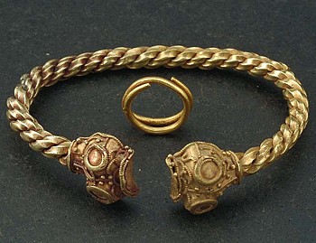 Wikingerzeitlicher Armreif aus Gold, 800 - 1099, Östergötland, Schweden