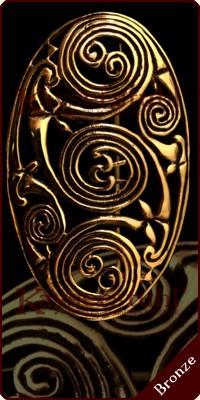 Brosche im keltischen Stil "Triskelen" aus Bronze