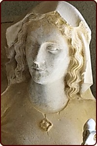 Die Figur der Eva aus der Kathedrale zu Reims in der französischen Champagne. Die sehr gut erhaltene Figur zeigt eine solche Fürspange deutlich. 