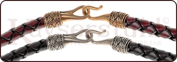 Hakenverschlüsse in Bronze oder versilberter Bronze an geflochtenen Riemen (nur bei 50 cm Collierlänge vorgesehen).