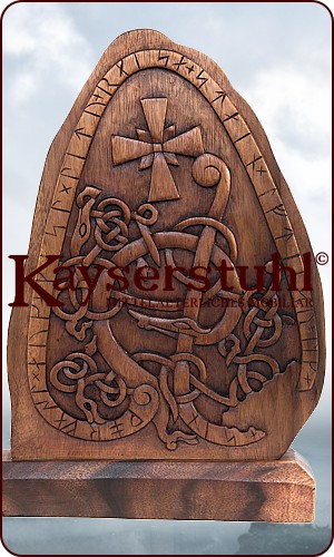Stele mit Runen, Kreuz und Midgardschlange