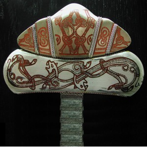 Knaufkrone und Knaufstange eines Wikingerschwertes im Jelling-Stil (Nachbildung eines Fundes in Busdorf im Wikinger-Museum Haithabu; Original um 900 entstanden)