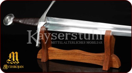 Tischständer aus Massivholz für ein Schwert oder eine Axt