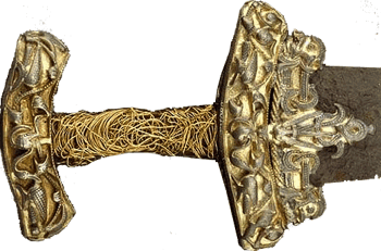 Dieser originale Schwertscheidenbeschlag besteht aus vergoldetem Silber und wurde im schwedischen Ort Dybek in Schonen gefunden